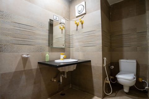 6-Bed AC Mixed Dormitory | Bathroom | Shower, bidet