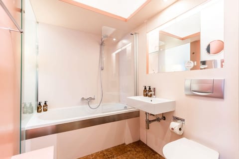 Comfort Double Room | Bathroom | Free toiletries, hair dryer, towels