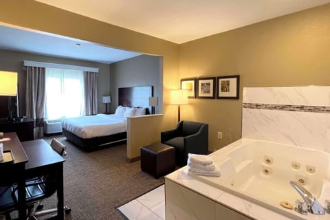 Suite, 1 King Bed, Non Smoking, Hot Tub | In-room safe, desk, iron/ironing board, free WiFi