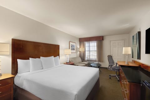 Executive Suite, 1 Queen Bed, Non Smoking | Premium bedding, pillowtop beds, in-room safe, desk