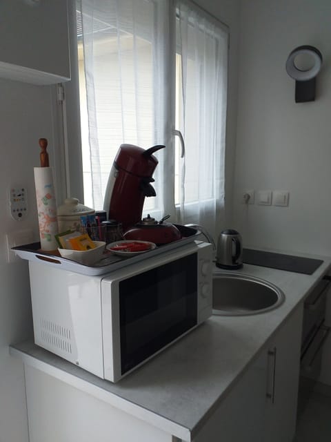 Cottage | Private kitchen | Fridge, microwave, oven, stovetop