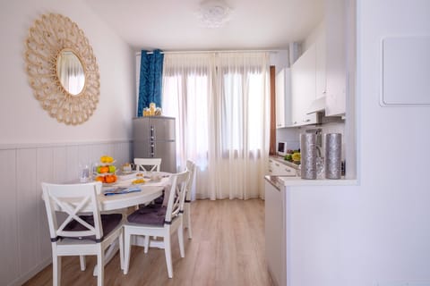 Apartment, 3 Bedrooms, 2 Bathrooms | Private kitchen | Full-size fridge, microwave, oven, stovetop