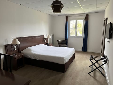 Superior Double Room | Bathroom | Hair dryer, towels