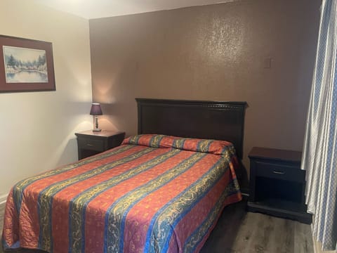 Room, 1 Queen Bed | Free WiFi, bed sheets