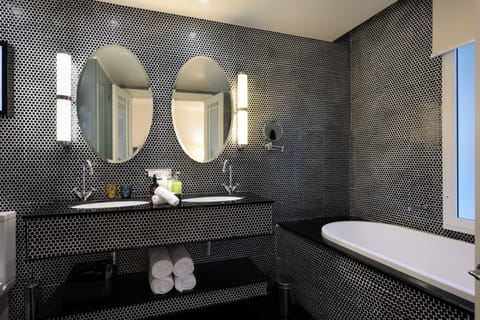 Deluxe Suite | Bathroom | Eco-friendly toiletries, hair dryer, bathrobes, slippers