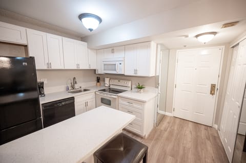 Superior Apartment, Multiple Beds, Non Smoking | Private kitchen | Fridge, microwave, oven, stovetop