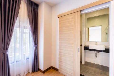 Studio Twin Room | In-room safe, individually decorated, laptop workspace, blackout drapes