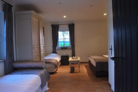 Quadruple Room | Soundproofing, iron/ironing board, free WiFi, bed sheets