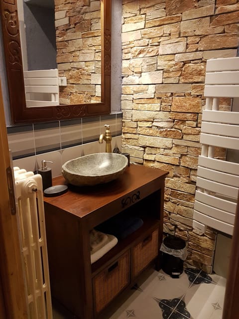 Traditional Suite, Multiple Beds, Accessible (Chambre Lancelot) | Bathroom | Shower, hair dryer, towels