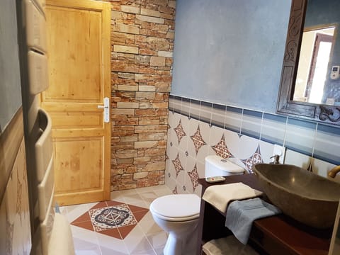 Basic Double Room (Chambre Bohort) | Bathroom | Shower, hair dryer, towels