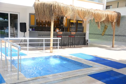 Swim-up bar