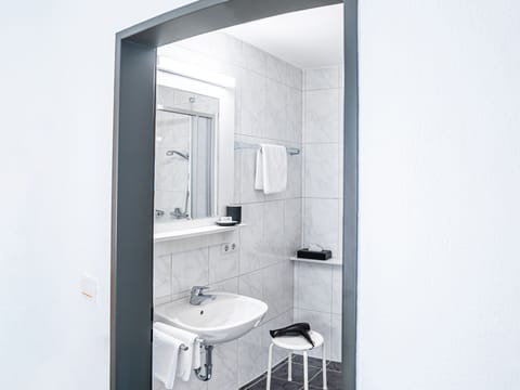 Comfort Single Room, Non Smoking | Bathroom | Shower, free toiletries, hair dryer, towels