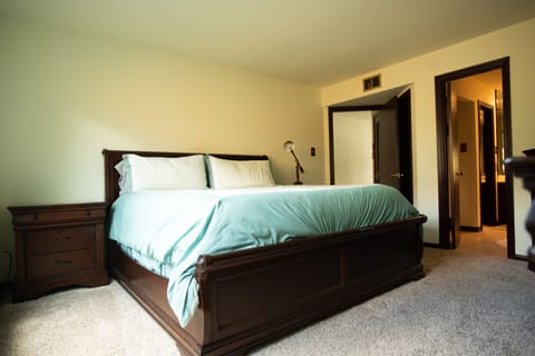 Luxury Condo, 2 Bedrooms, Balcony, Lake View | 1 bedroom, Egyptian cotton sheets, premium bedding, pillowtop beds