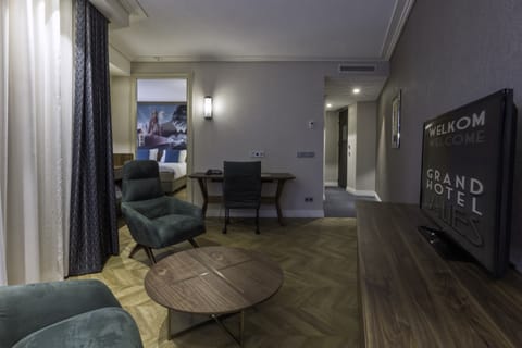 Executive Suite | Living room | 43-inch flat-screen TV with satellite channels, TV, heated floors