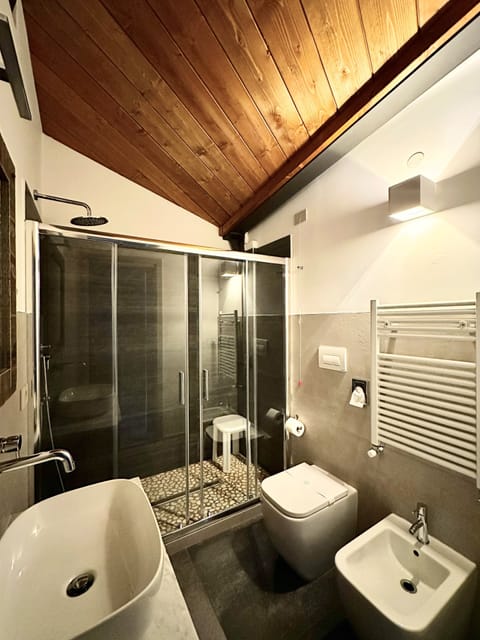 Basic Double or Twin Room | Bathroom | Shower, free toiletries, hair dryer, bathrobes