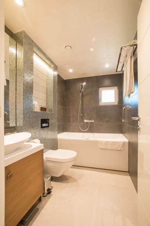 Junior Suite | Bathroom | Free toiletries, hair dryer, bathrobes, slippers