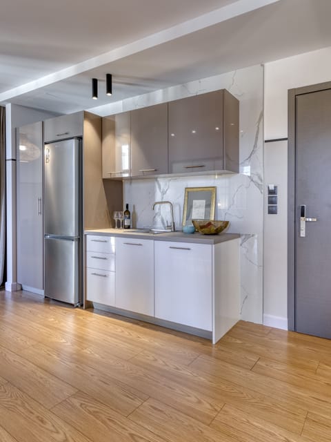 Penthouse (Suite) | Private kitchenette | Fridge, coffee/tea maker, electric kettle, paper towels