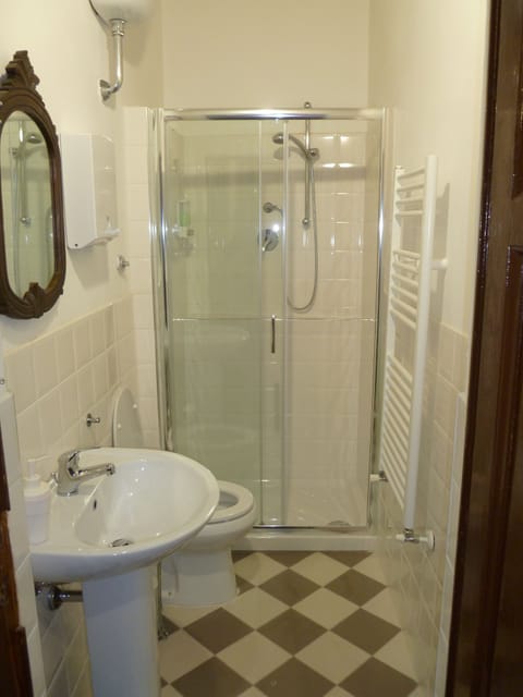 Double Room, Private Bathroom | Bathroom | Shower, free toiletries, hair dryer, bidet