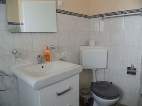 Deluxe Double Room | Bathroom | Shower, towels