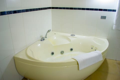 Executive Suite | Bathroom | Separate tub and shower, rainfall showerhead, free toiletries, towels