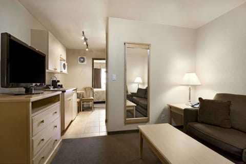 Suite, 1 Bedroom, Non Smoking (1 Queen Bed) | Private kitchenette | Fridge, microwave, coffee/tea maker, cookware/dishes/utensils