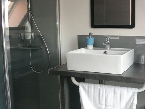 Comfort Double or Twin Room, Ensuite, Garden View (3. Chambre Bleue) | Bathroom | Free toiletries