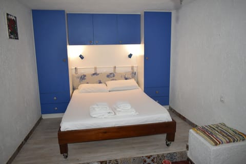 Standard Studio | In-room safe, desk, iron/ironing board, free WiFi