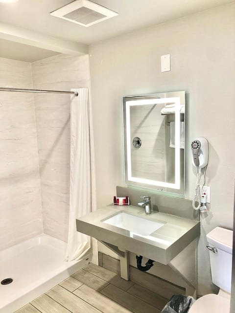 Combined shower/tub, hair dryer, towels