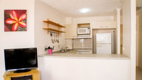 1 Bedroom Apartment | Private kitchen | Fridge, microwave, oven, stovetop