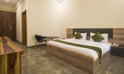 Deluxe Room - For National Indian Only | Desk, soundproofing, iron/ironing board, cribs/infant beds