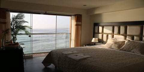 Superior Room, 1 King Bed, Ocean View | Minibar, free WiFi, bed sheets