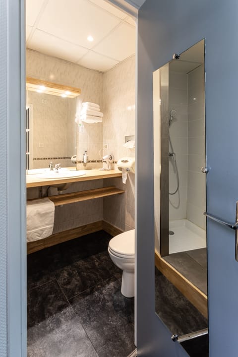 Comfort Double Room | Bathroom | Rainfall showerhead, free toiletries, hair dryer, towels