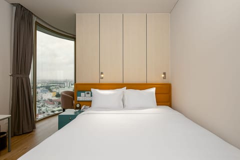 Junior Suite, 1 King Bed, City View | Egyptian cotton sheets, premium bedding, memory foam beds, minibar