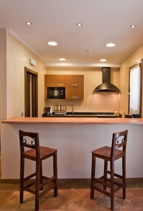 Double or Twin Room, Non Smoking | Private kitchen | Full-size fridge, microwave, oven, stovetop