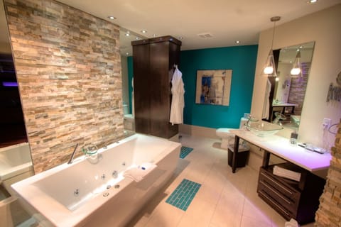 Suite (Jouvence) | Bathroom | Hair dryer, towels