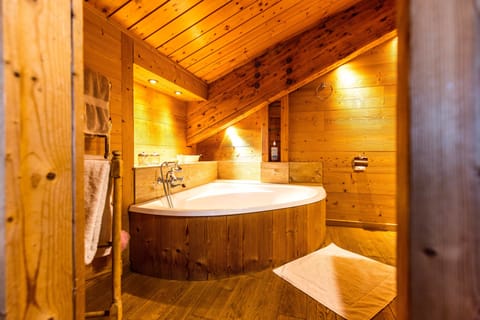 Suite ( La suite du Manège) | Deep soaking bathtub