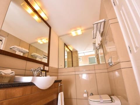 Superior Double Room, 1 King Bed, Non Smoking | Bathroom | Shower, hydromassage showerhead, hair dryer, slippers