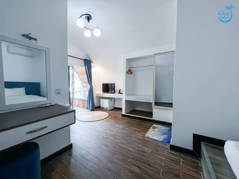 Deluxe Double Room, Sea View | Minibar, in-room safe, desk, free WiFi