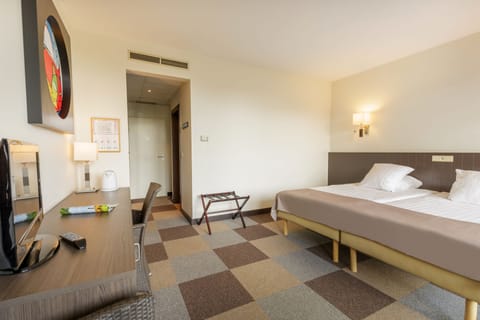 Standard Double Room, 2 Twin Beds | In-room safe, desk, free WiFi, bed sheets