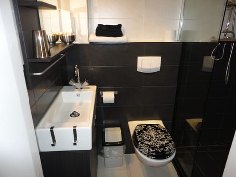 Single Room, Terrace, Garden View | Bathroom | Shower, free toiletries, hair dryer, towels