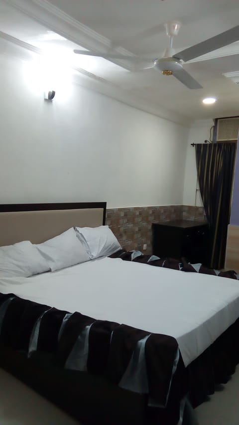 Presidential Room, 1 King Bed | Desk, free WiFi, bed sheets