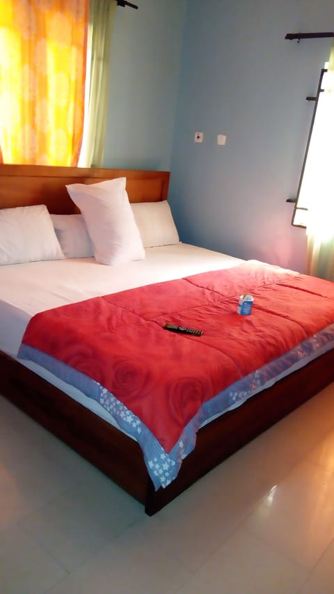 Presidential Room, 1 King Bed | Desk, free WiFi, bed sheets