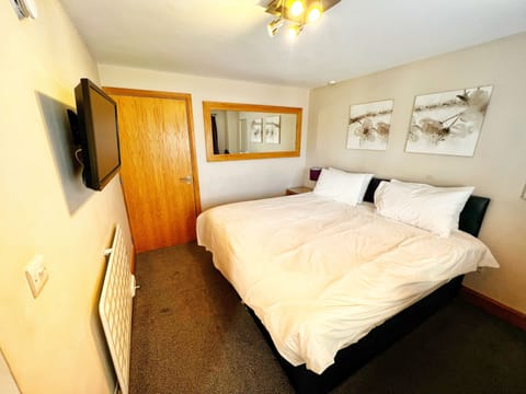 Standard Double Room, 1 Double Bed, Accessible, Non Smoking | Egyptian cotton sheets, premium bedding, memory foam beds, desk