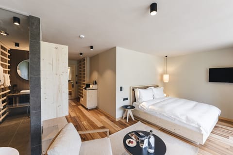 Room | 1 bedroom, hypo-allergenic bedding, minibar, in-room safe