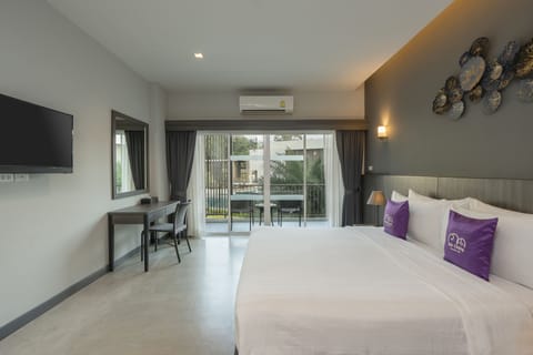 Deluxe Pool Side | Minibar, in-room safe, blackout drapes, free WiFi