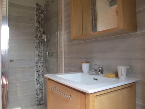 Mobile Home (Le Trintrin) | Bathroom | Free toiletries, hair dryer, towels