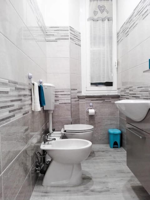 Triple Room, City View | Bathroom | Shower, rainfall showerhead, free toiletries, hair dryer