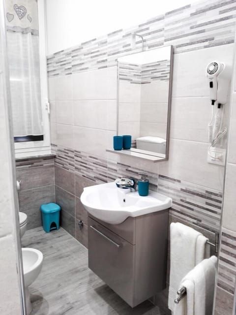 Triple Room, City View | Bathroom | Shower, rainfall showerhead, free toiletries, hair dryer