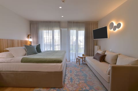 Executive Suite | Pillowtop beds, free minibar, in-room safe, desk