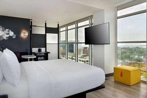 aloft, Room, 1 King Bed, View, Corner | In-room safe, blackout drapes, free cribs/infant beds, free WiFi